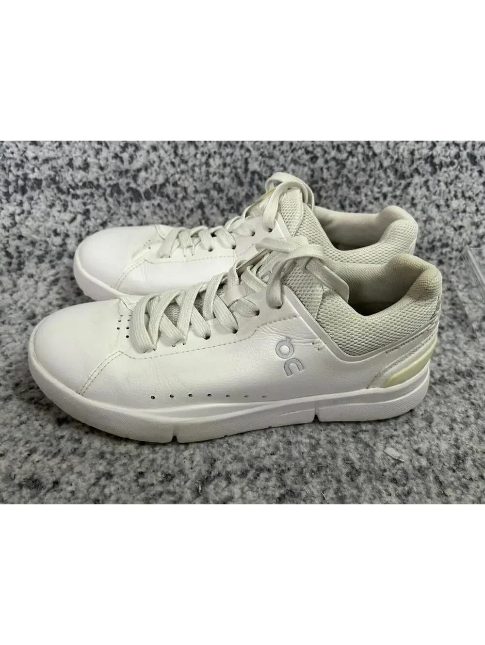 ON Running Women's The Roger Advantage Shoes White US Size 5.5